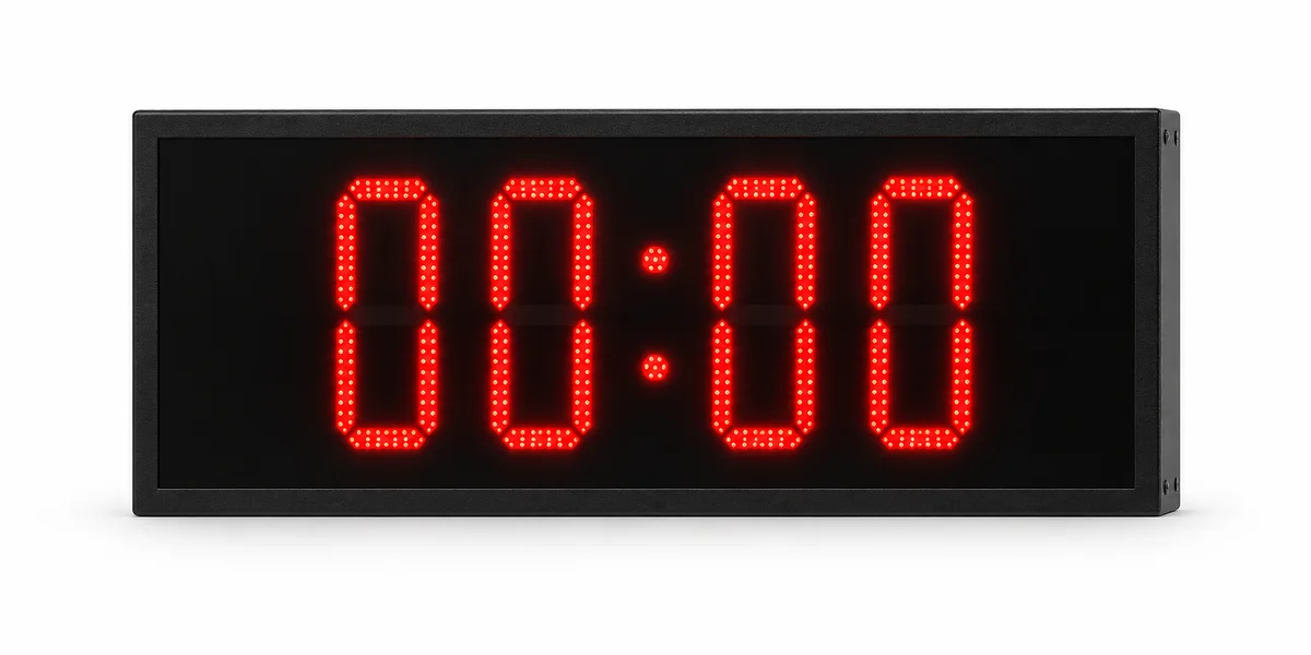 GAMA Teknoloji 64×32 cm dış mekân dijital LED saat; beyaz arka planda kırmızı LED 00:00 gösterimli kompakt duvar tipi saat.